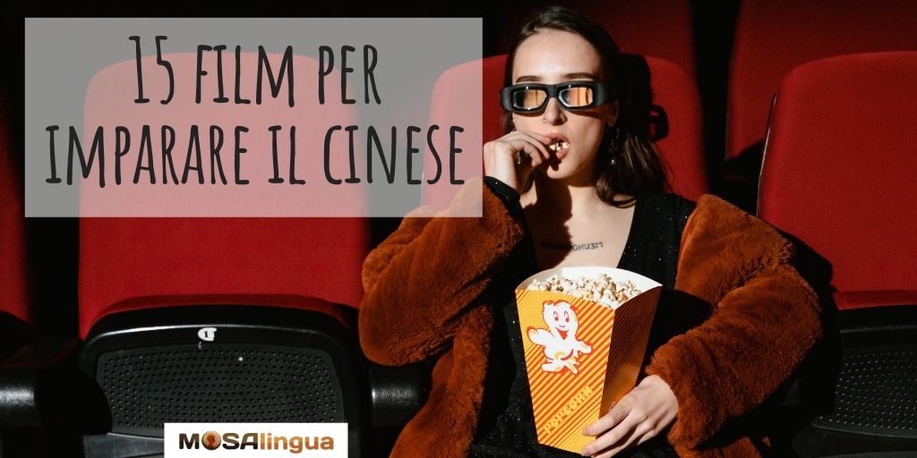 Ragazza sul divano che guarda film in cinese per imparare la lingua
