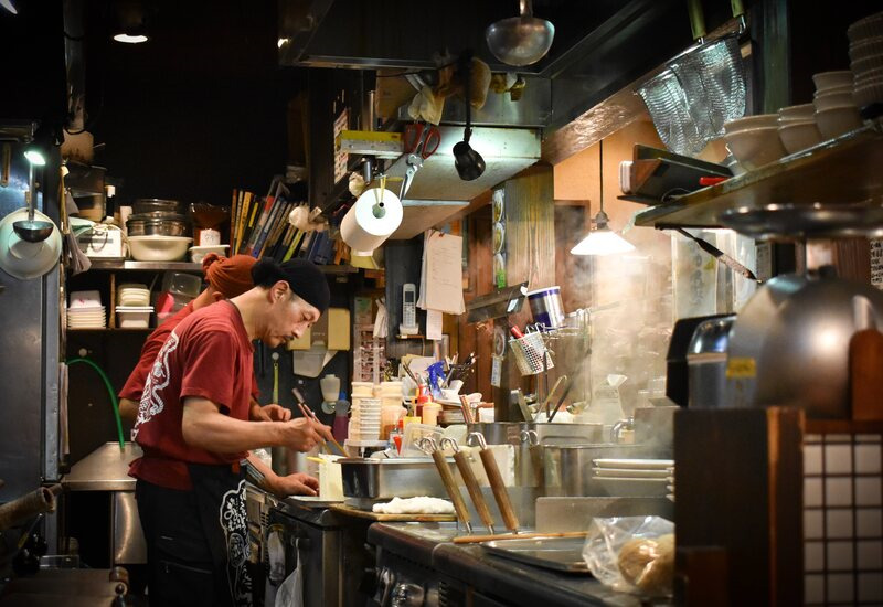 Homme cuisinant dans un restaurant de ramen à Shinjuku, Tokyo, Japon